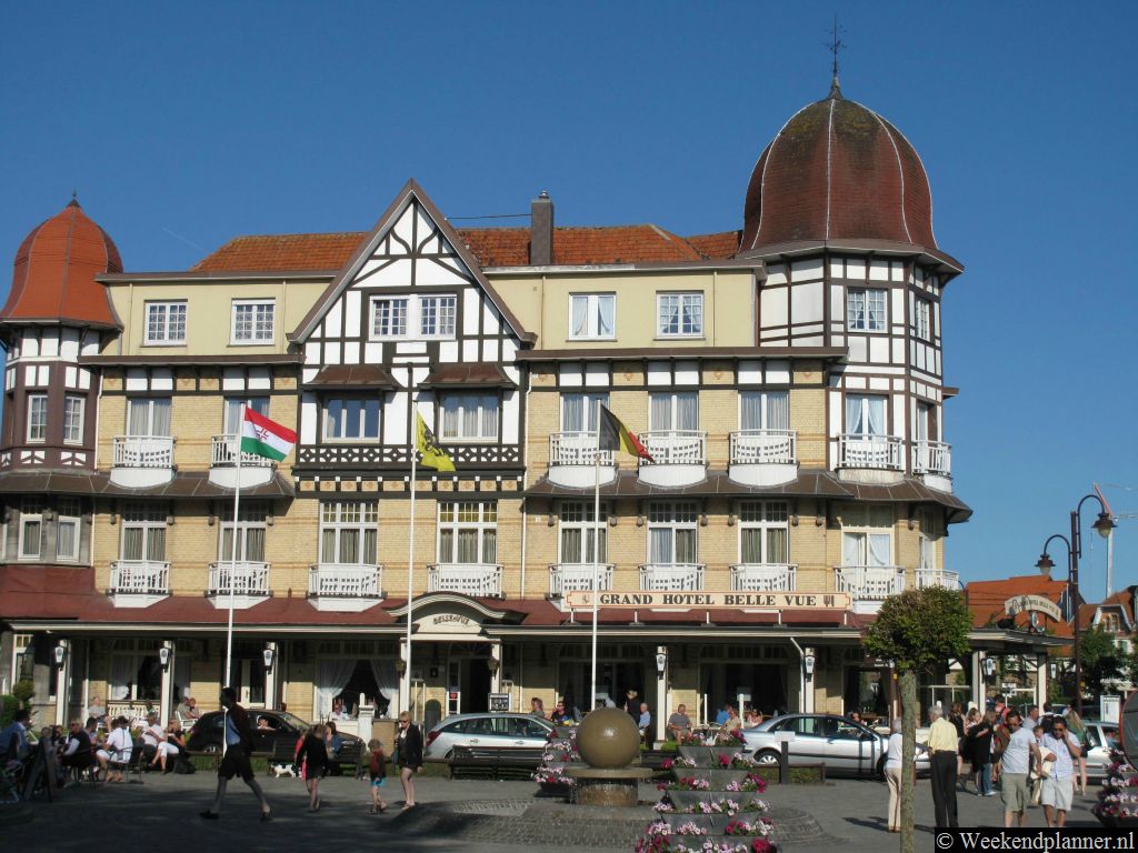 Hotel Grand Hotel Belle Vue ligt vlakbij het tramstation in het centrum van De Haan.  De voormalige villa is met zijn kenmerkende torentjes gemakkelijk te herkennen.  Tips: De mooiste hotels in de badplaats De Haan.
